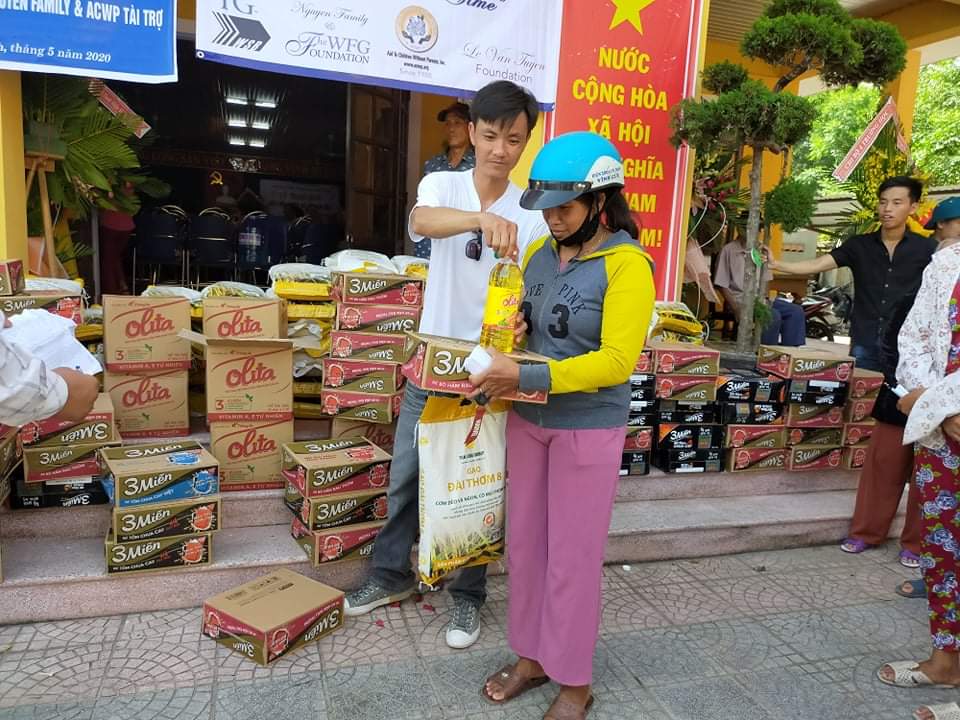 Trao 100 suất quà cho người nghèo các xã vùng xa huyện Phú Vang