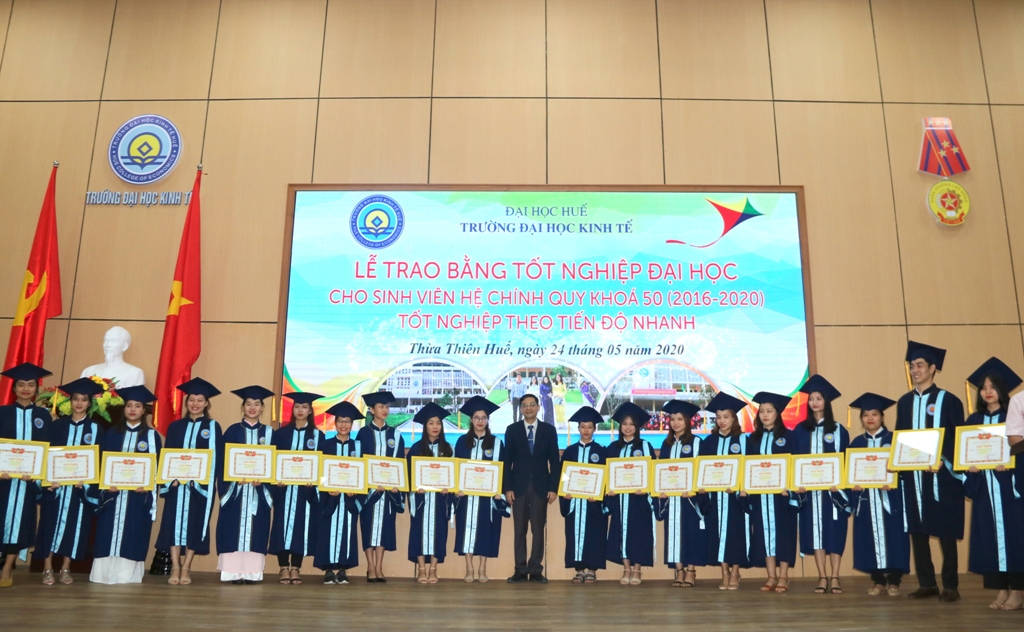 Trường đại học Kinh tế Hơn 380 sinh viên được công nhận tốt nghiệp sớm