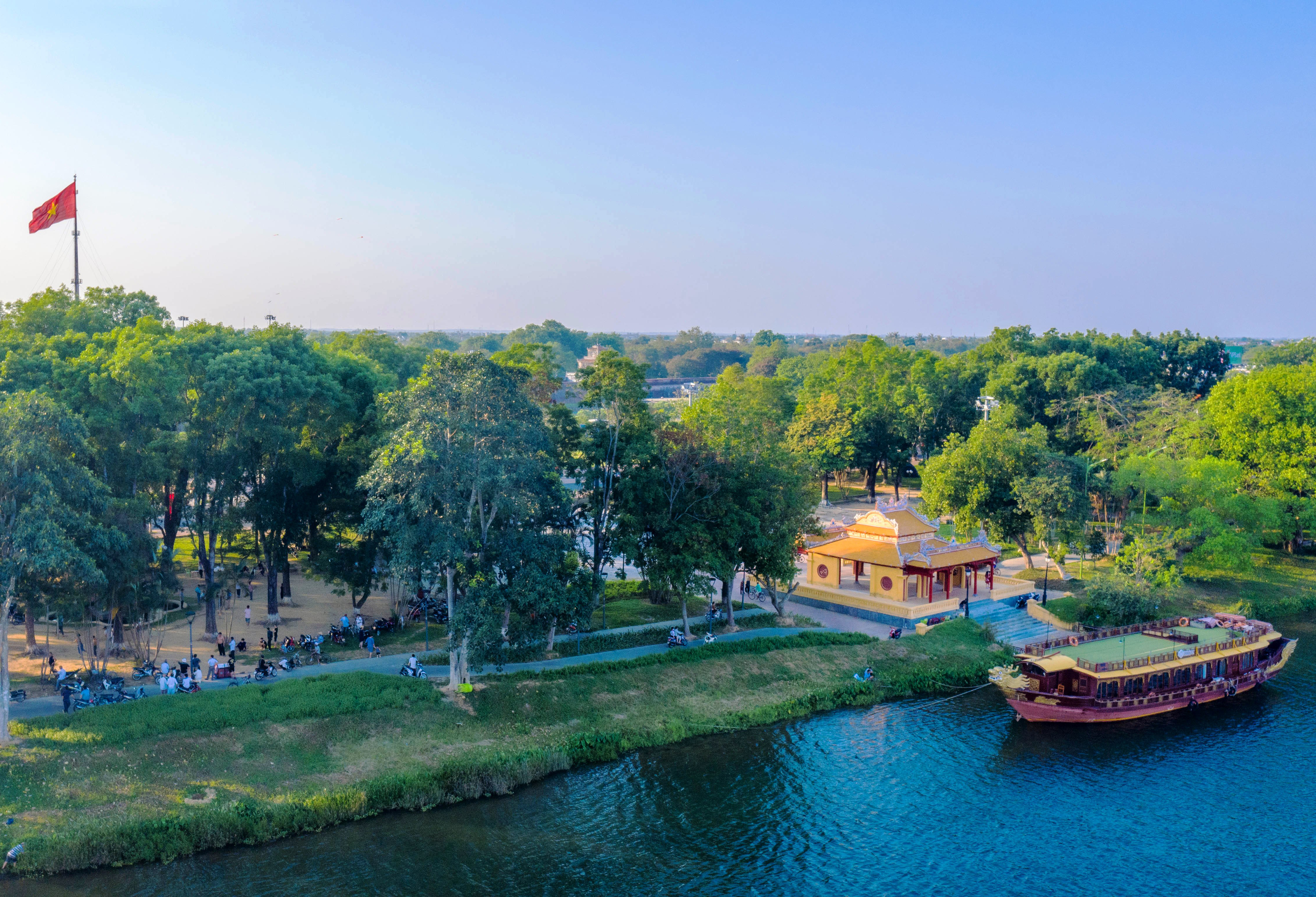 Cung đường đi bộ thơ mộng ven sông Hương Thêm sinh khí mới cho Huế