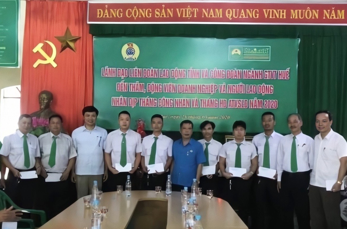 Thăm và tặng quà người lao động trong “Tháng Công nhân”