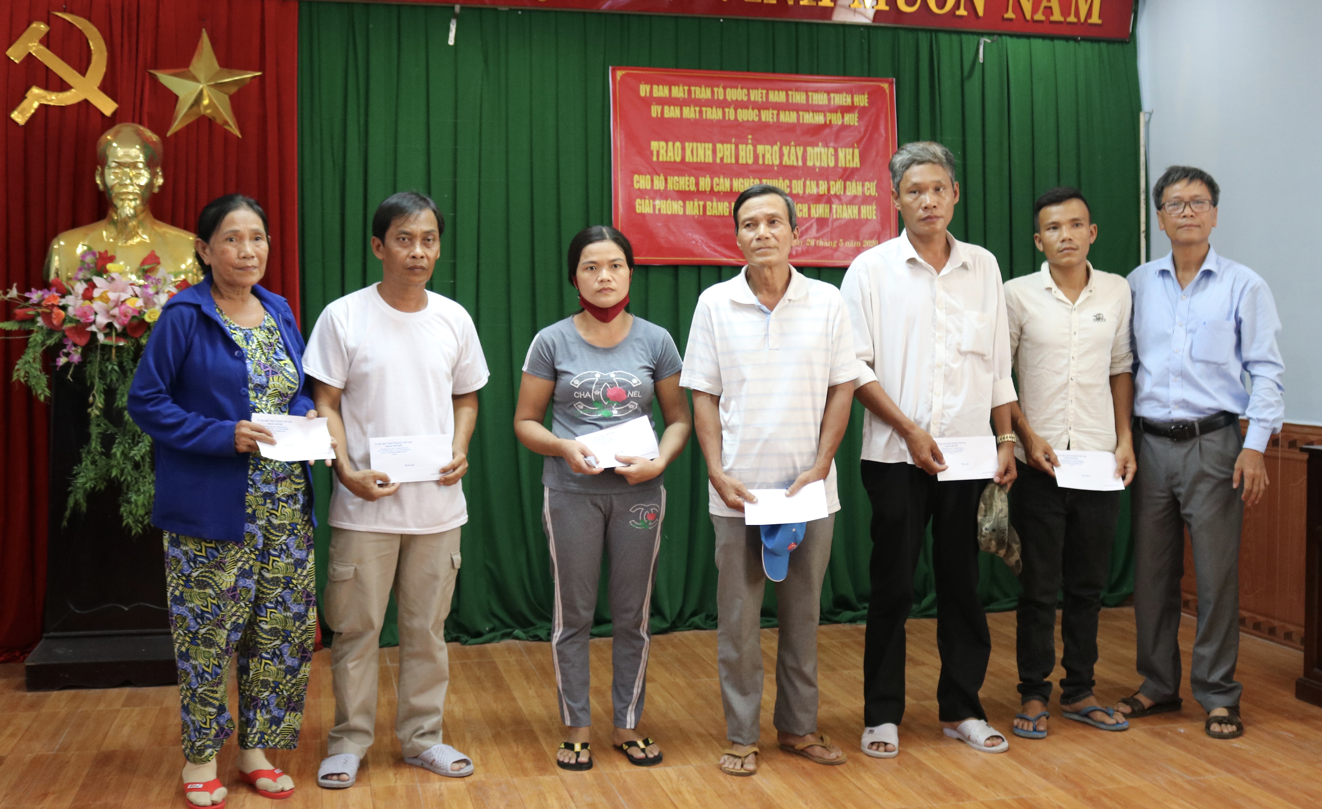 Trao tiền hỗ trợ cho 28 hộ nghèo, cận nghèo thuộc Dự án di dời dân cư khu vực I Kinh thành Huế