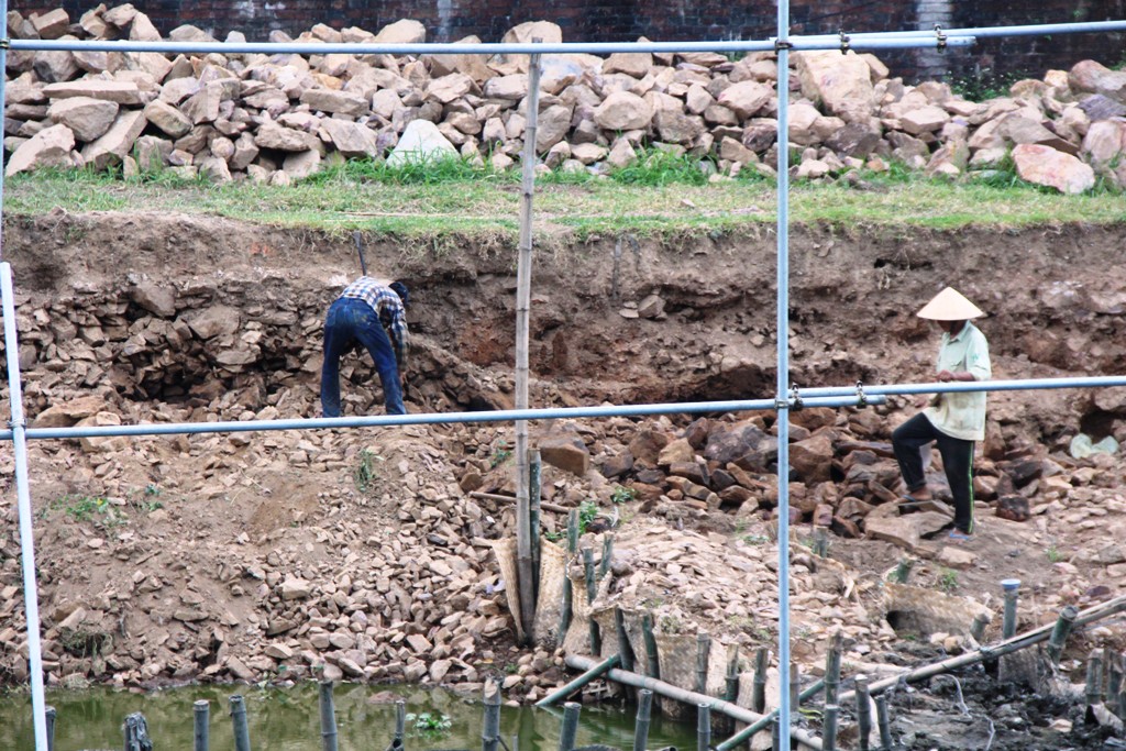 Thi công thí điểm, tìm phương án tu bổ bờ kè Kinh thành Huế