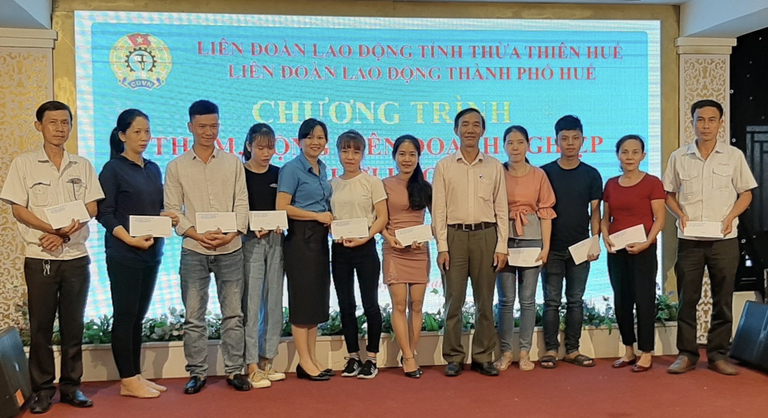 Hỗ trợ 20 suất quà cho lao động khó khăn nhân “Tháng Công nhân”