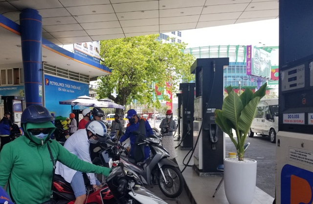 Giá xăng tăng gần 1 000 đồng lít