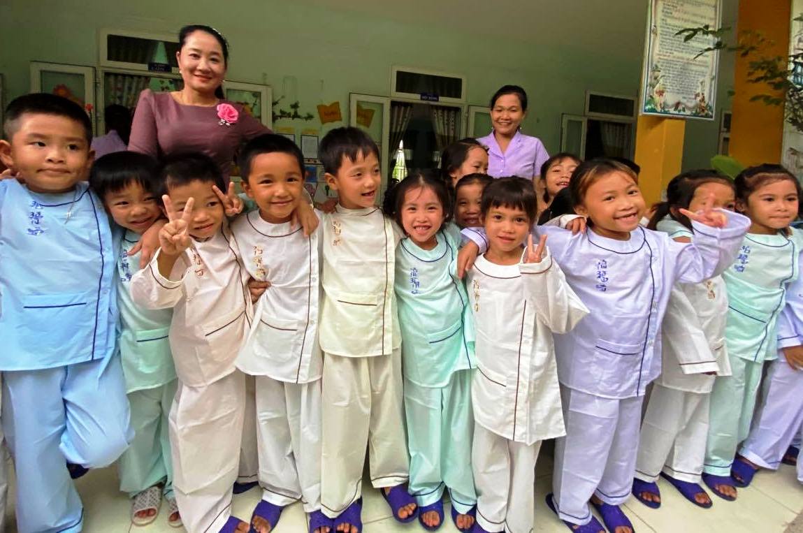 Quỹ Sen Xanh tặng áo quần cho học sinh mẫu giáo ở Phong Mỹ