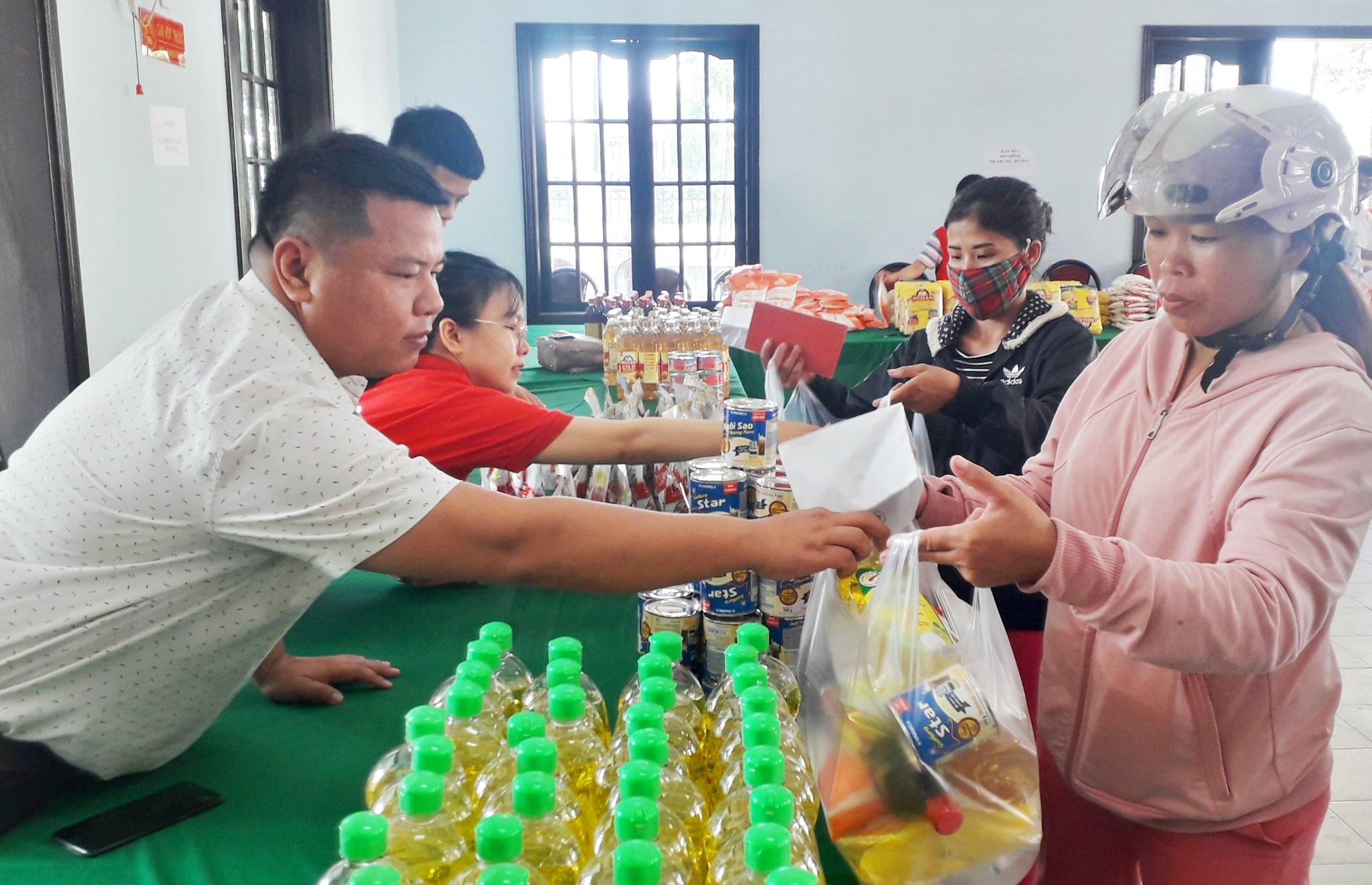 Phiên chợ 0 đồng giúp người dân khó khăn ở Hương Thủy