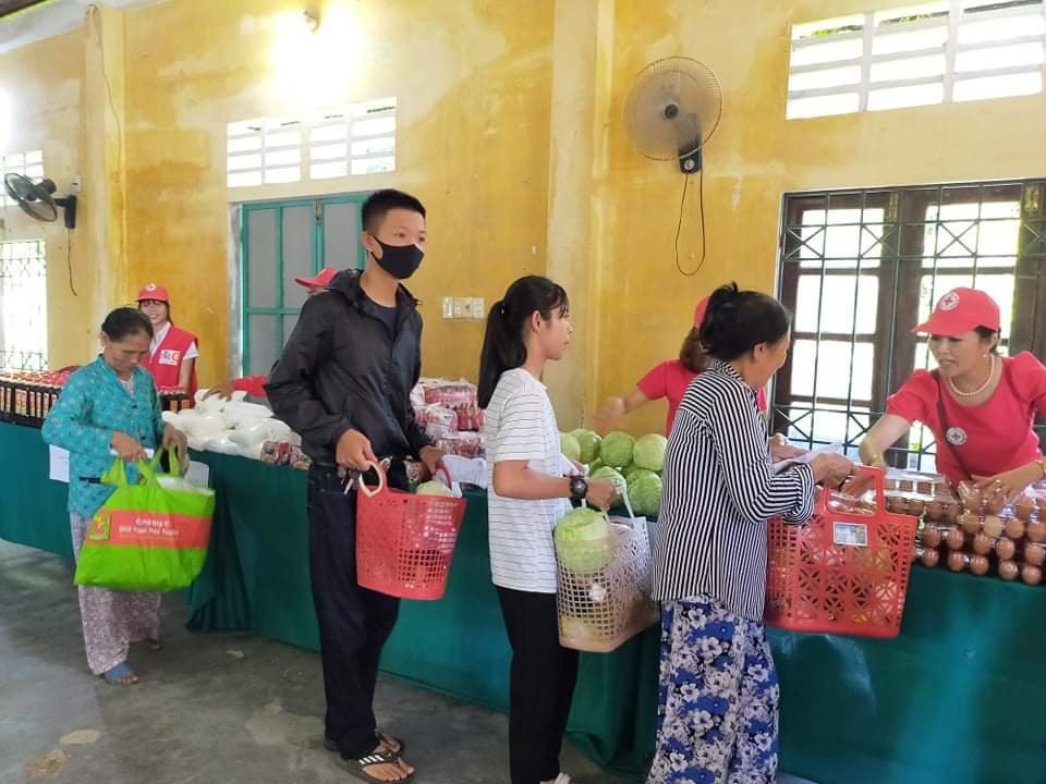 Phú Vang tổ chức phiên chợ nhân đạo cho các hộ khó khăn