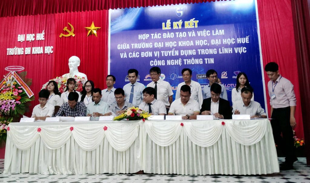 Ký kết hợp tác với 14 đơn vị tuyển dụng về công nghệ thông tin