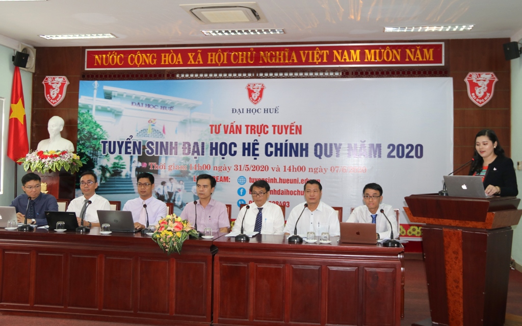 Đại học Huế lần đầu livestream tư vấn tuyển sinh cho thí sinh