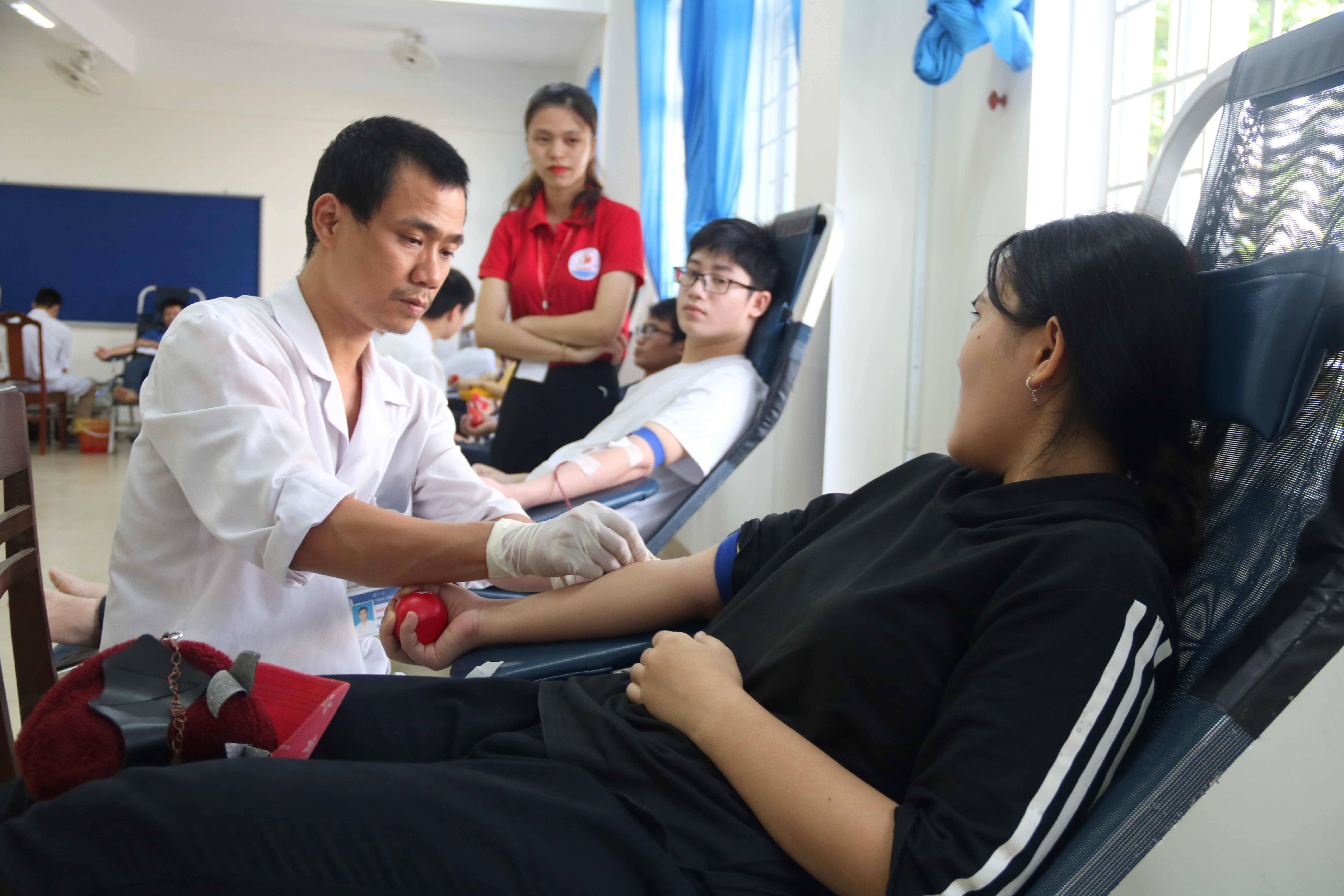 Sinh viên Sư phạm tham gia nhiều hoạt động chào mừng Đại hội Đảng bộ trường