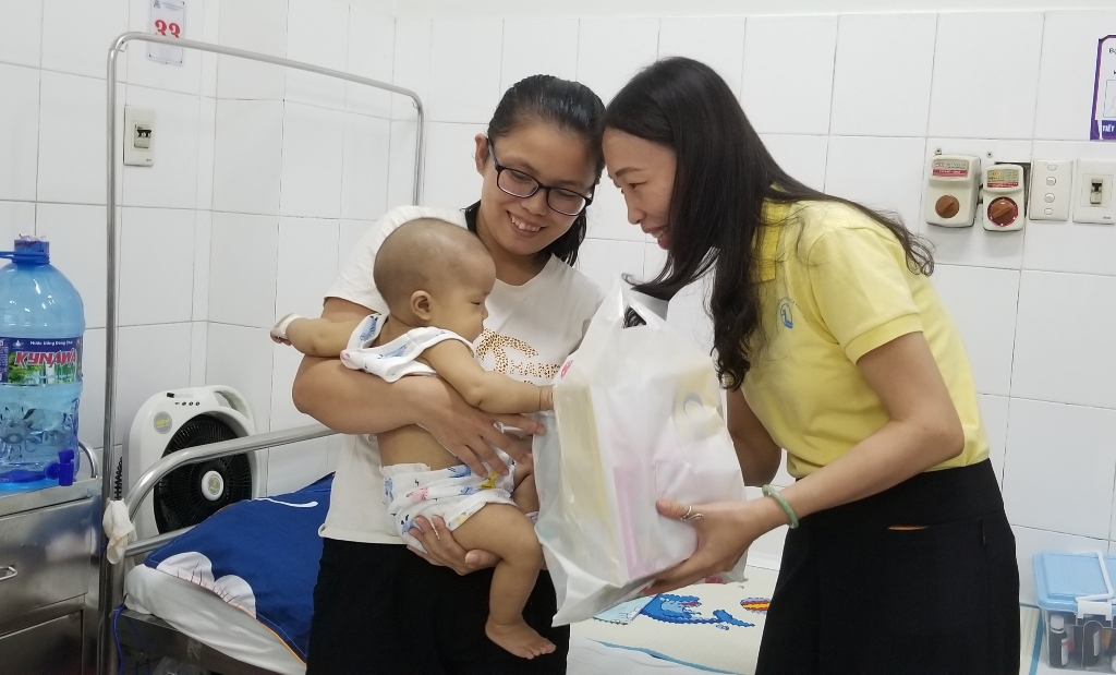 Thăm, tặng quà cho gần 300 bệnh nhi tại Bệnh viện Trung ương Huế