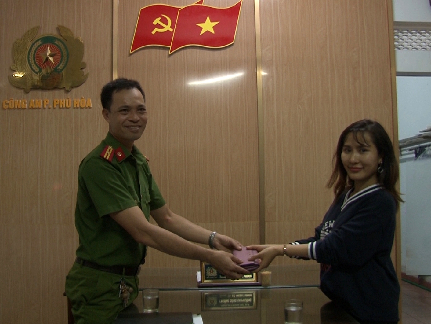 Trao trả tài sản cho du khách bị lấy trộm