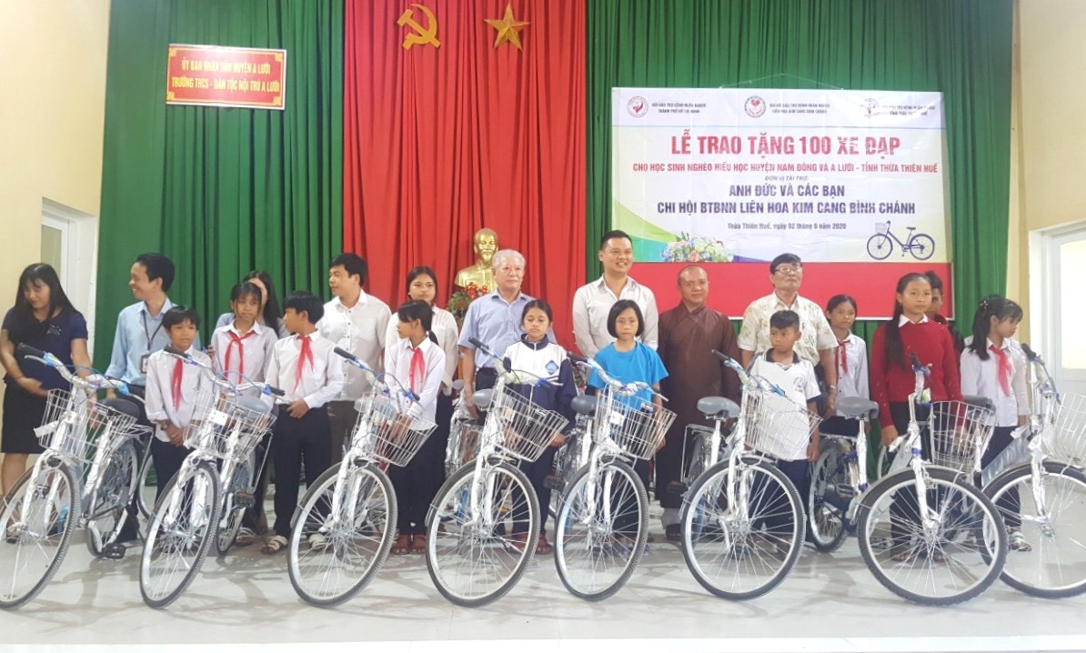 Tặng 100 xe đạp cho học sinh nghèo tại A Lưới và Nam Đông