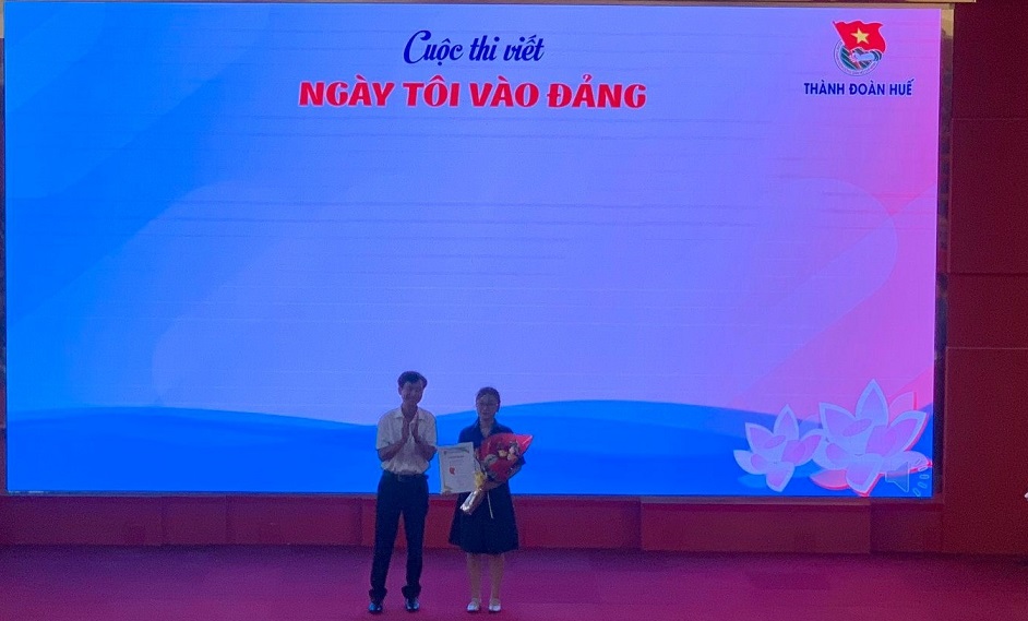 Trao giải cuộc thi “Ngày tôi và Đảng” và “Tìm hiểu về tiểu sử và sự nghiệp của Chủ tịch Hồ Chí Minh”