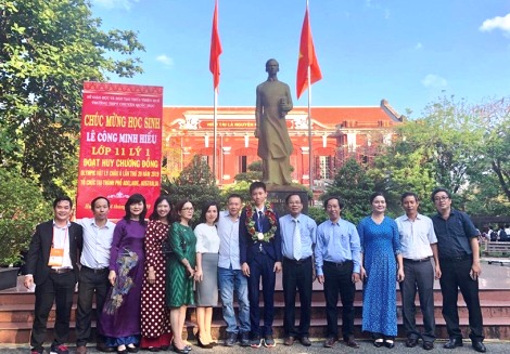 5 individuals were awarded the title of Representative Citizen of Thua Thien Hue province