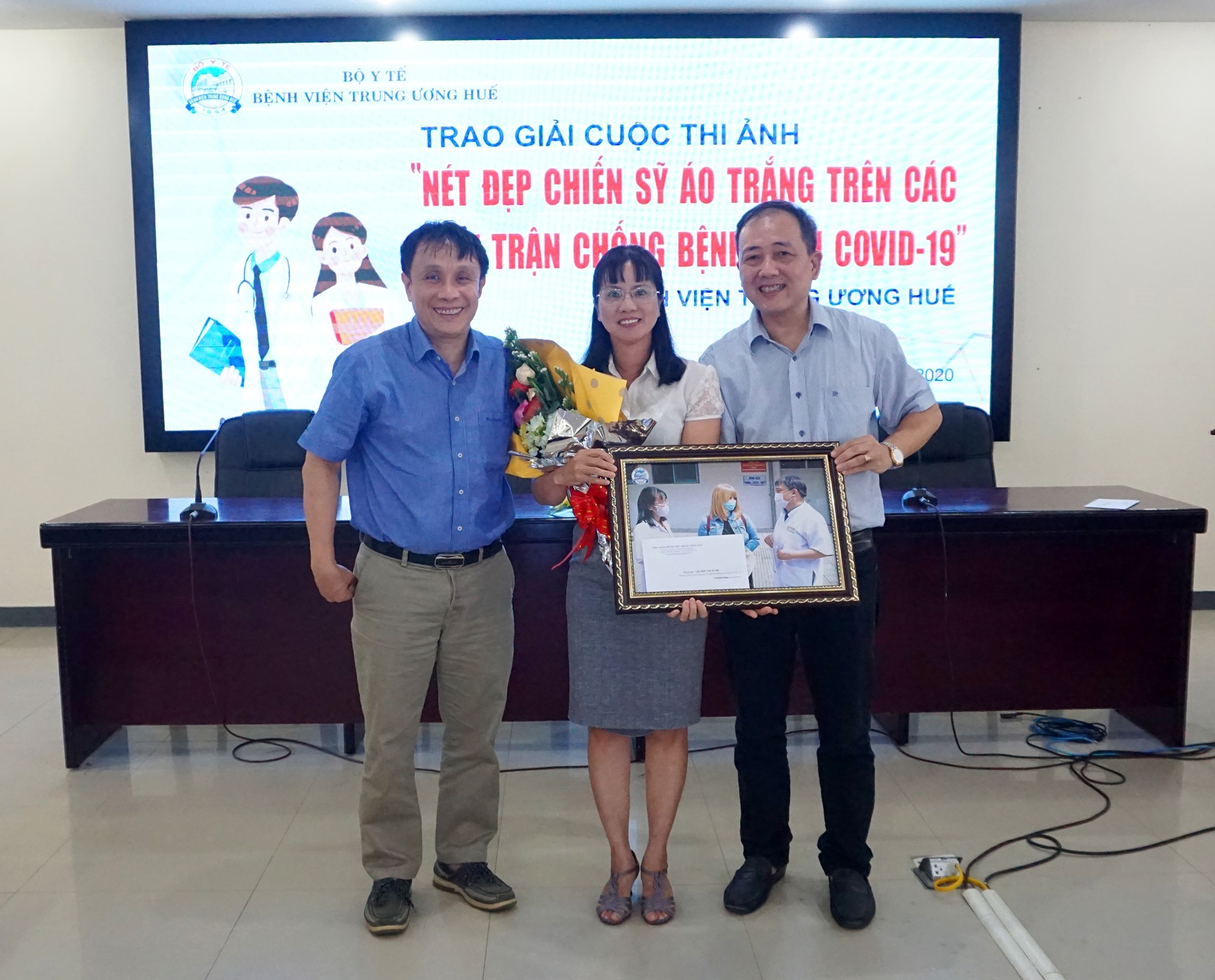 Trao giải “Nét đẹp Chiến sĩ áo trắng trên các mặt trận chống dịch bệnh COVID-19”