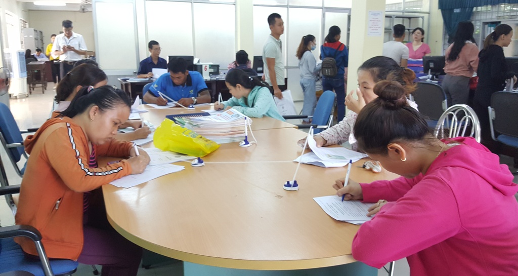 Sàn giao dịch việc làm trực tiếp và trực tuyến tuyển gần 2 100 lao động