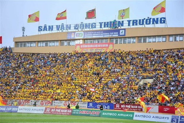 Reuters đưa tin về hình ảnh “khán giả ngập tràn” tại V League 2020