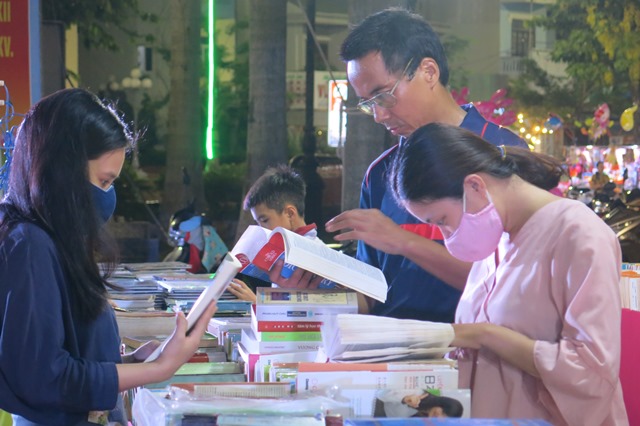 Giới thiệu hơn 10 ngàn đầu sách đến độc giả