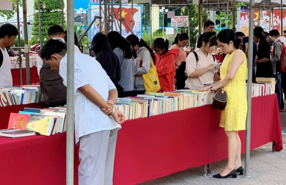 Hội chợ sách xuyên Việt 2020 Vừa khai mạc đã xuất hiện sách giả