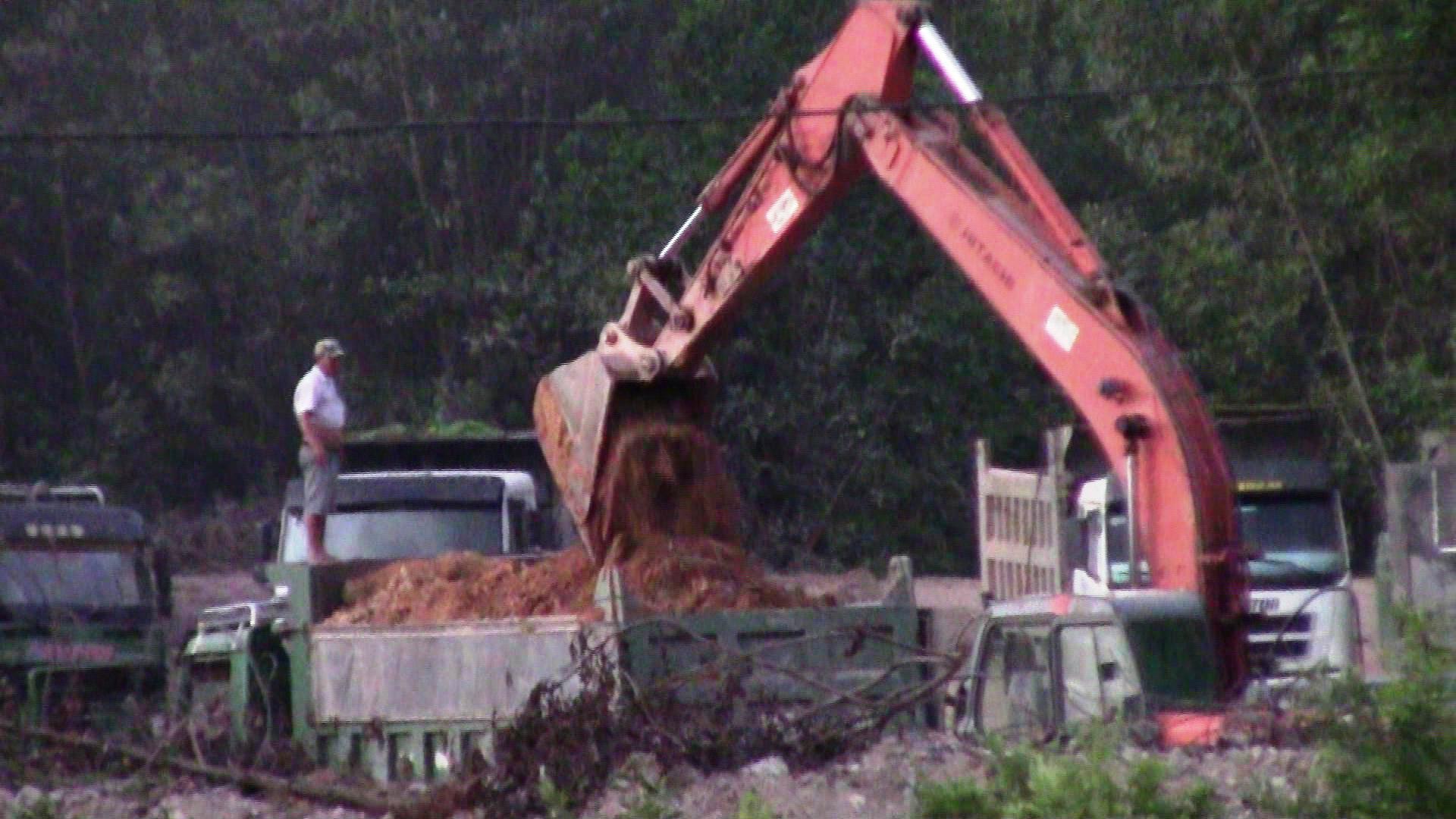 “Xuyên đêm” khai thác đất lậu