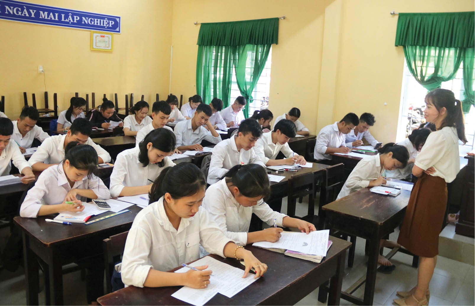 Tập trung ôn tập kiến thức cơ bản cho học sinh vùng cao