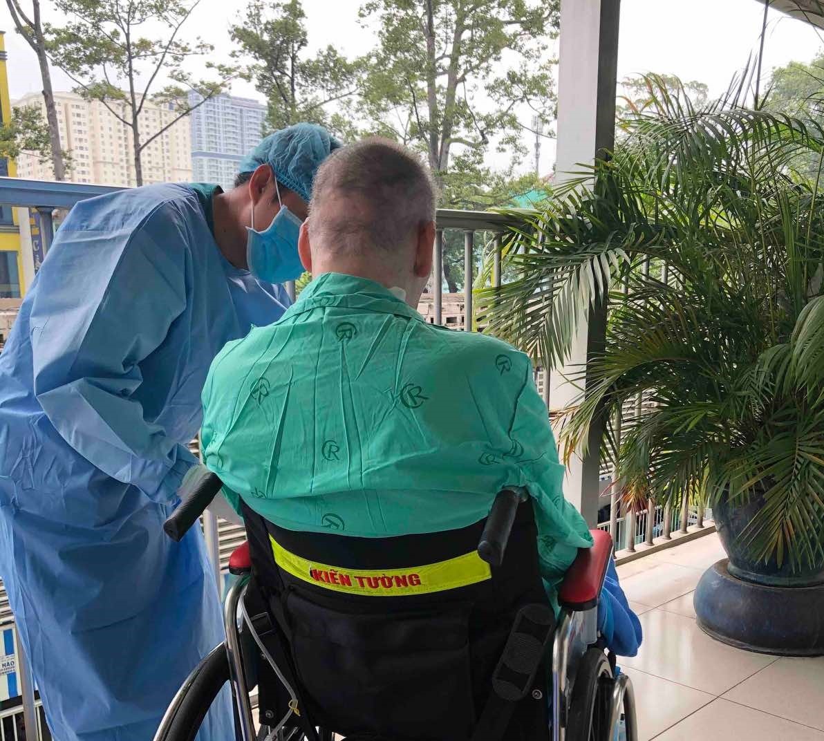 Nam phi công người Anh đã tự thở được trong 24 giờ