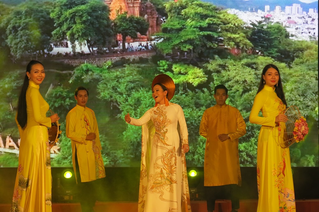 Lắng đọng giai điệu “Thắp sáng quê hương”