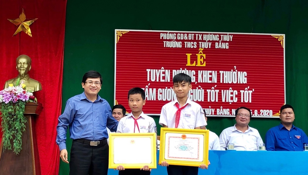 Tuyên dương 4 học sinh Hương Thủy không tham của rơi