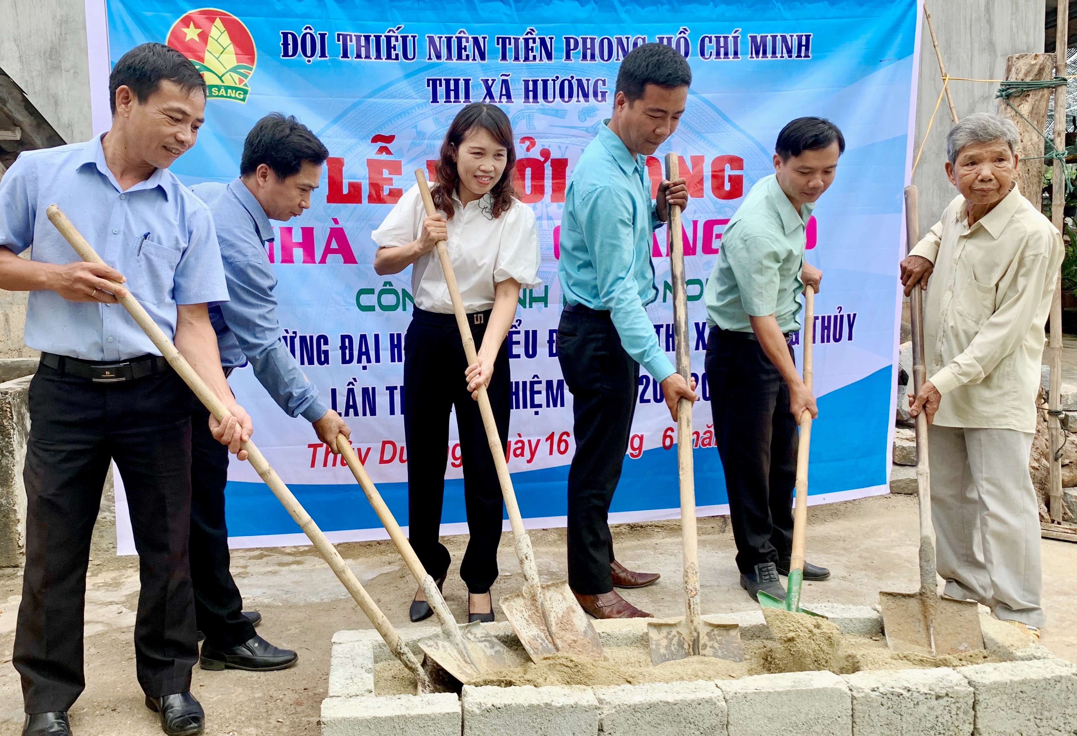 Hỗ trợ xây nhà Khăn quàng đỏ cho học sinh Hương Thủy có hoàn cảnh khó khăn