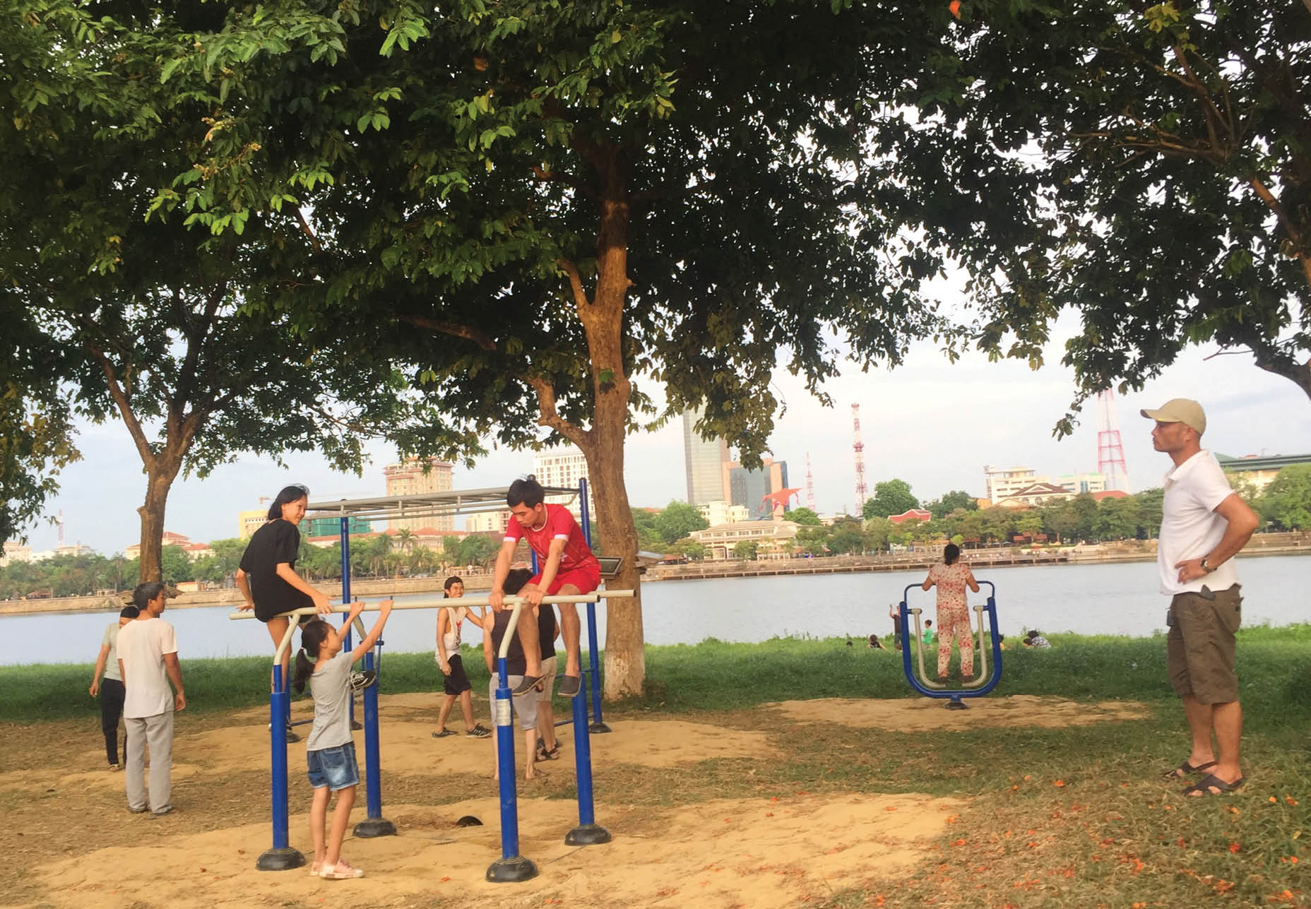 Thể dục bên sông