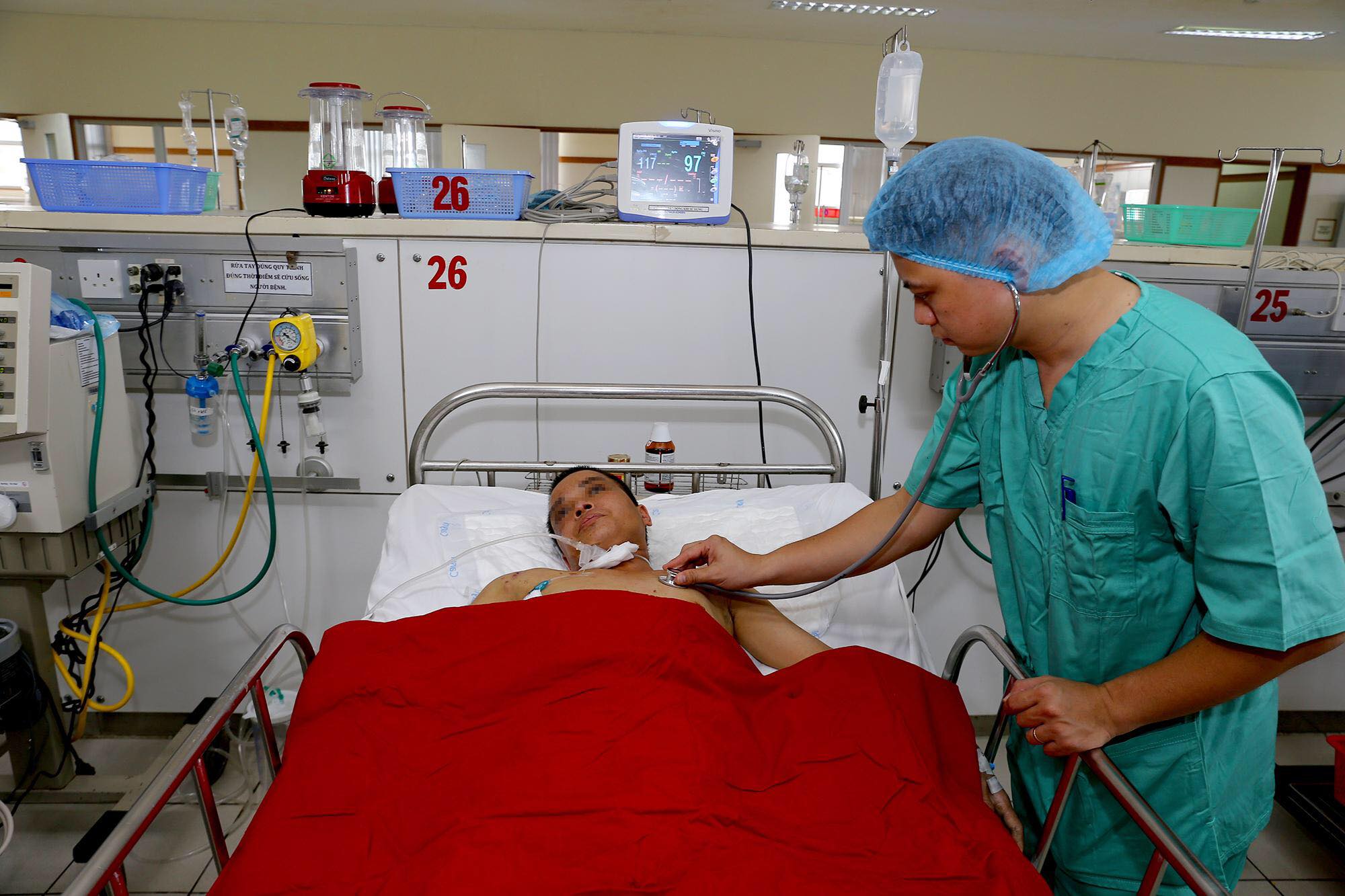 Cứu sống bệnh nhân rơi từ tầng 5