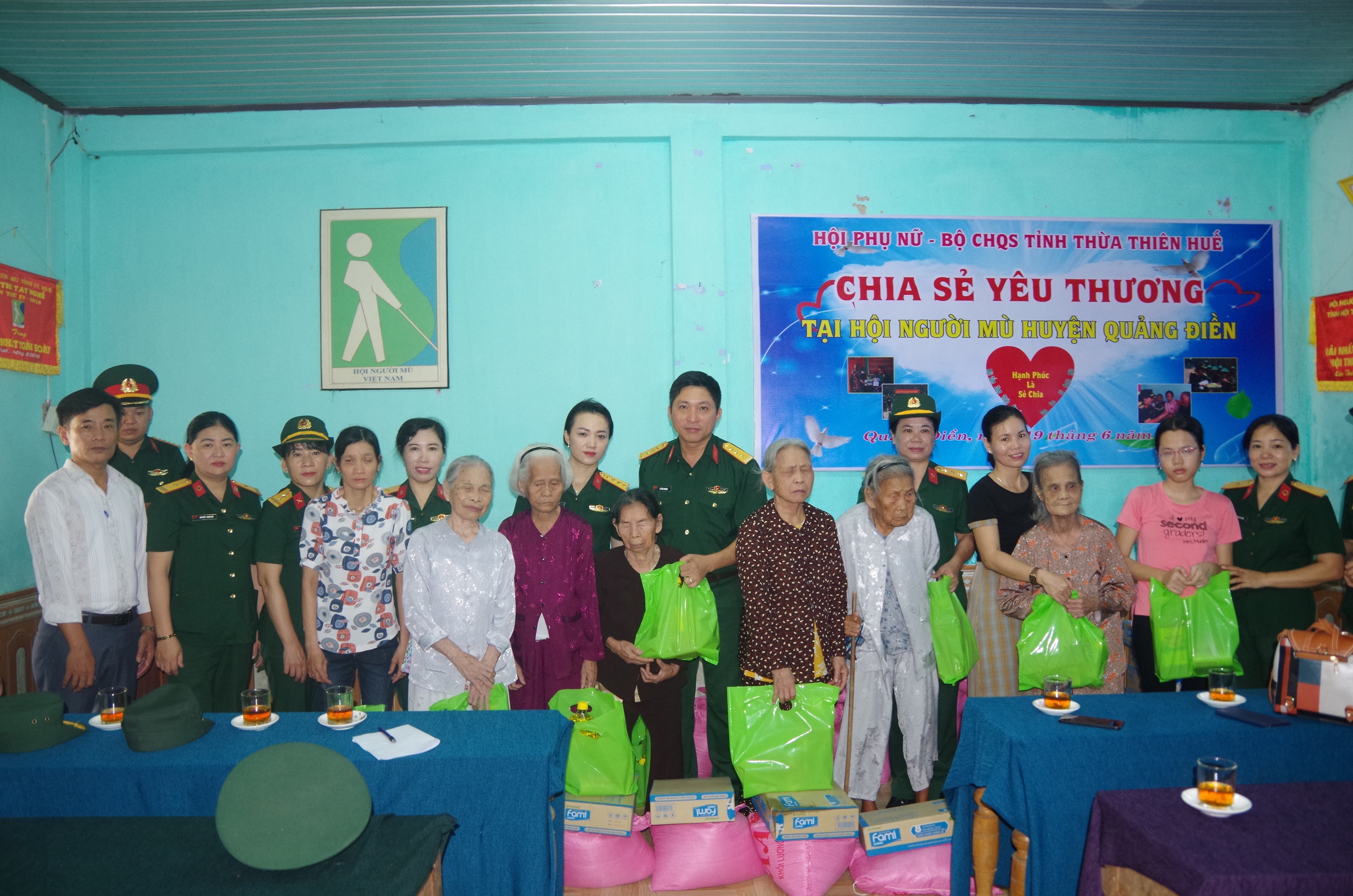 Chia sẻ yêu thương với học sinh nghèo vượt khó