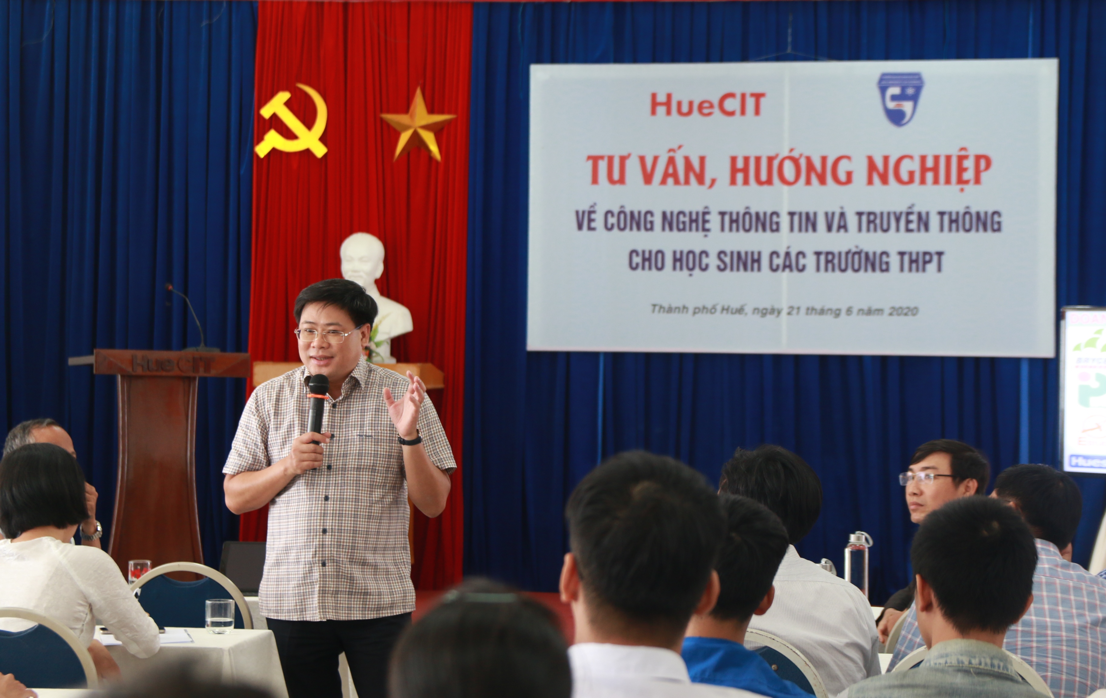 Tư vấn, hướng nghiệp về công nghệ thông tin cho gần 100 học sinh THPT