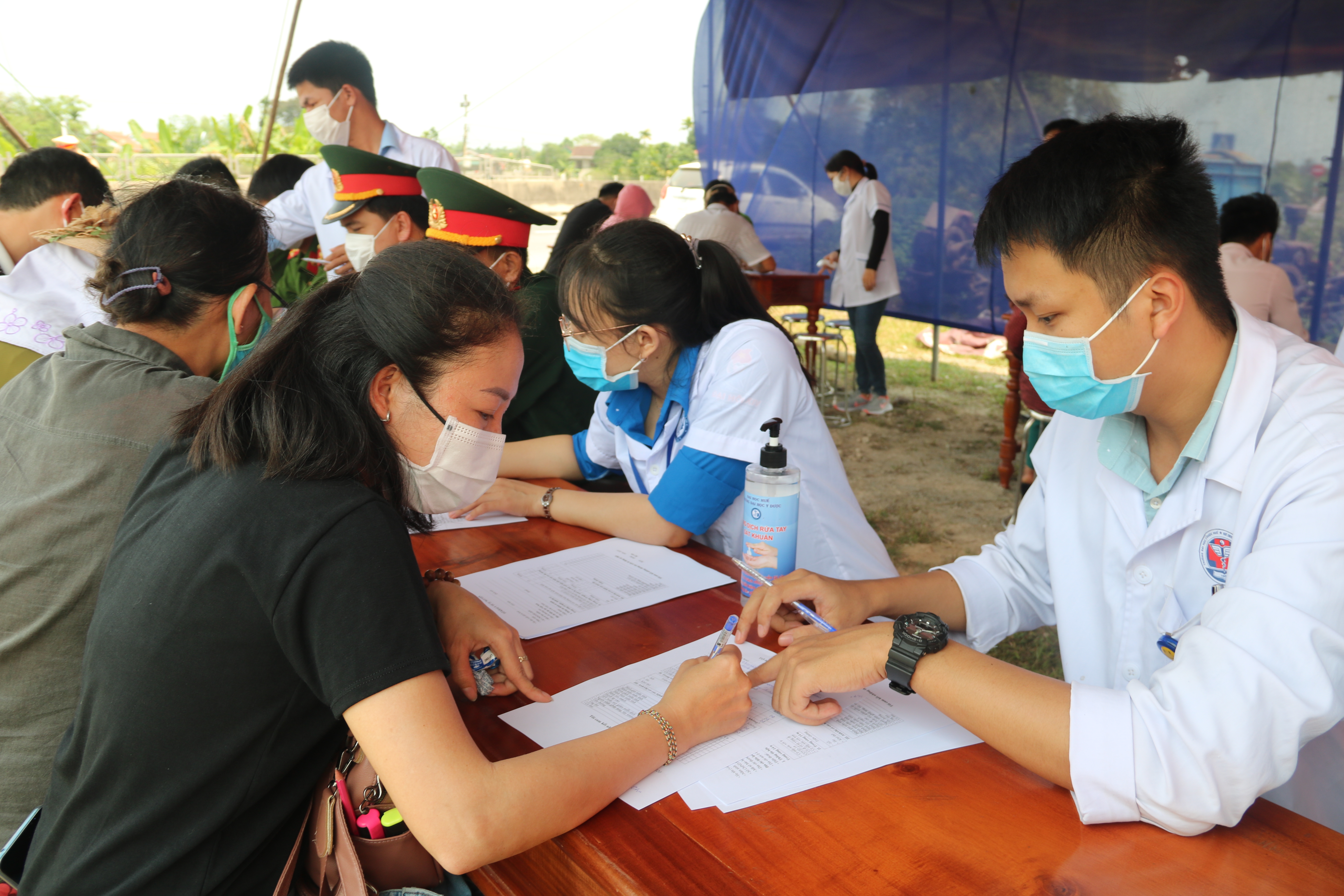 Khen thưởng nhiều tập thể, cá nhân hỗ trợ phòng chống dịch và hiến máu