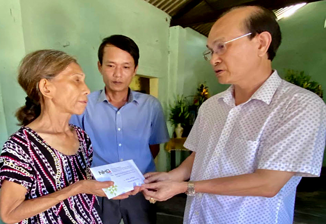 Trao 25 triệu cho một phụ nữ nghèo tại Phú Bình