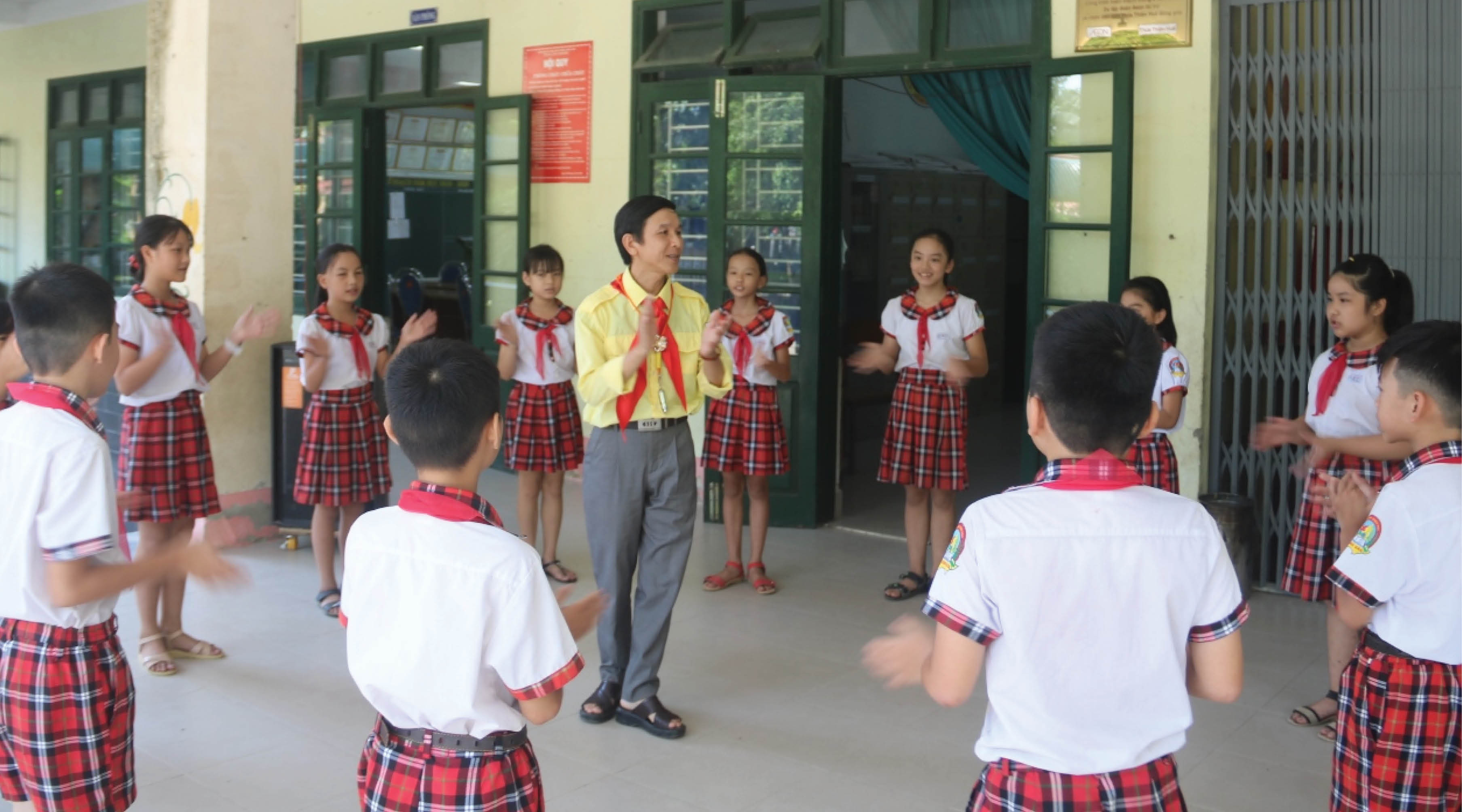 Người thầy 25 năm mang khăn quàng đỏ