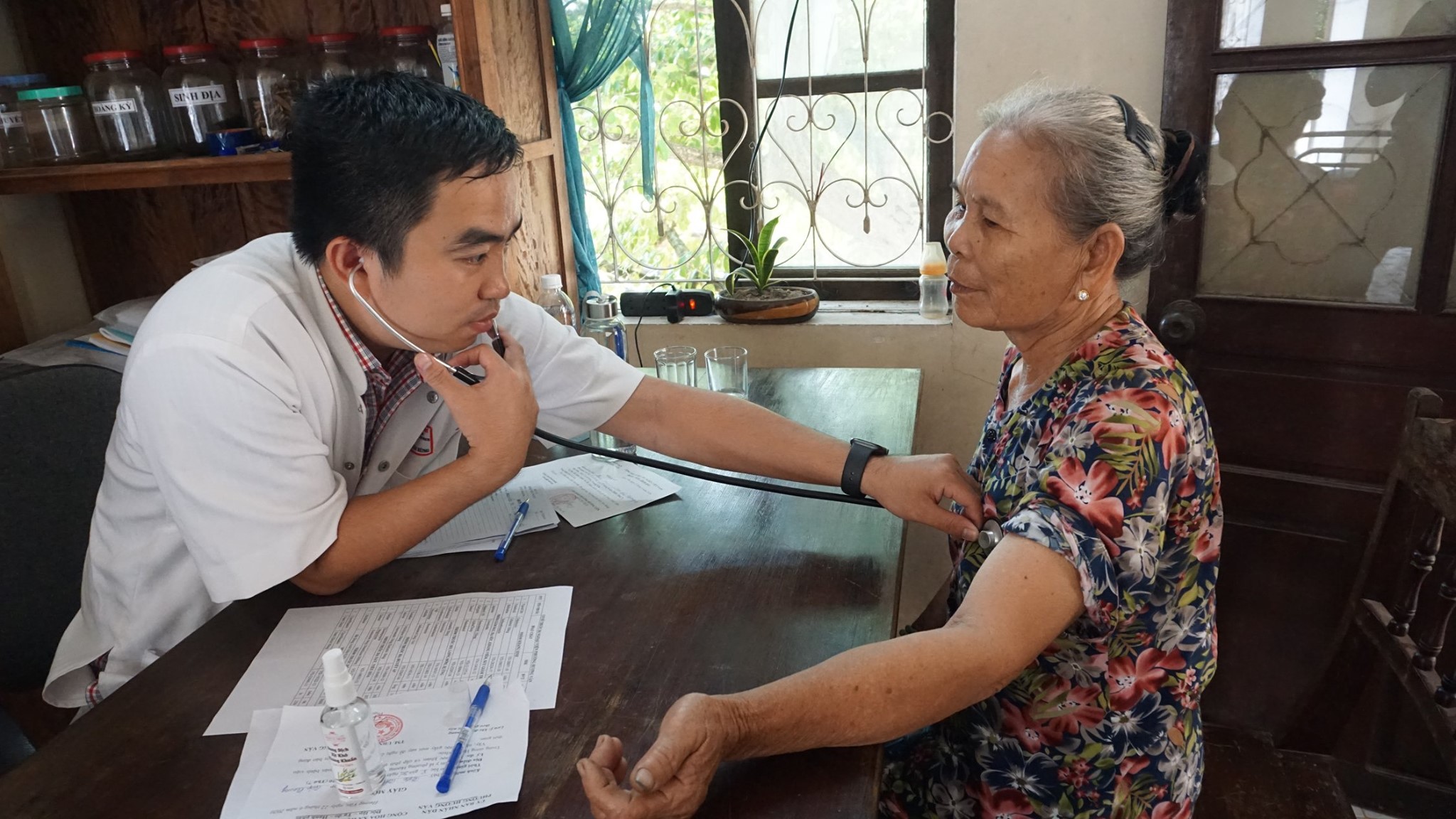 Khám và cấp thuốc miễn phí cho người dân khó khăn