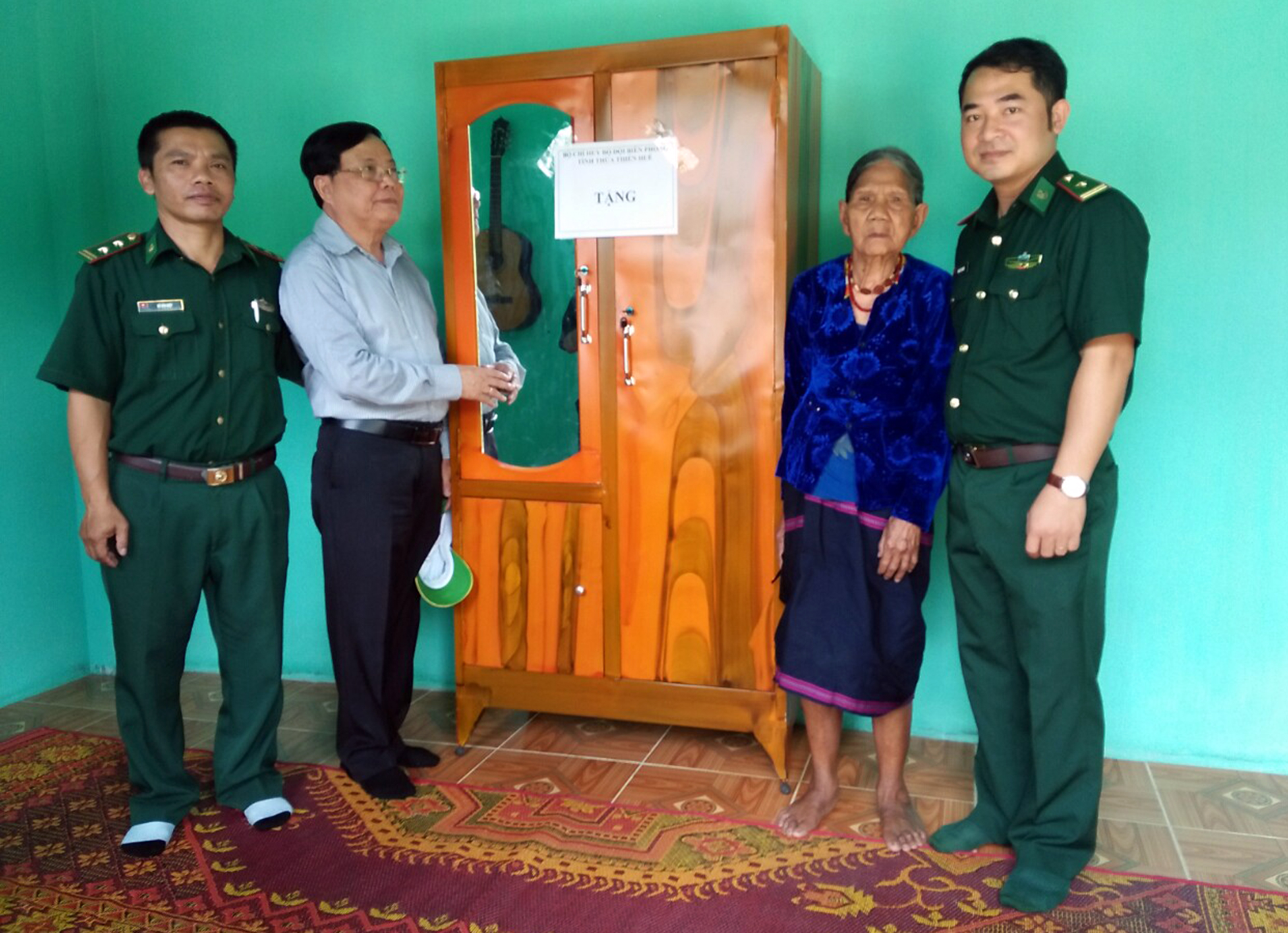 Bàn giao 2 ngôi nhà cho các gia đình nhiễm chất độc da cam