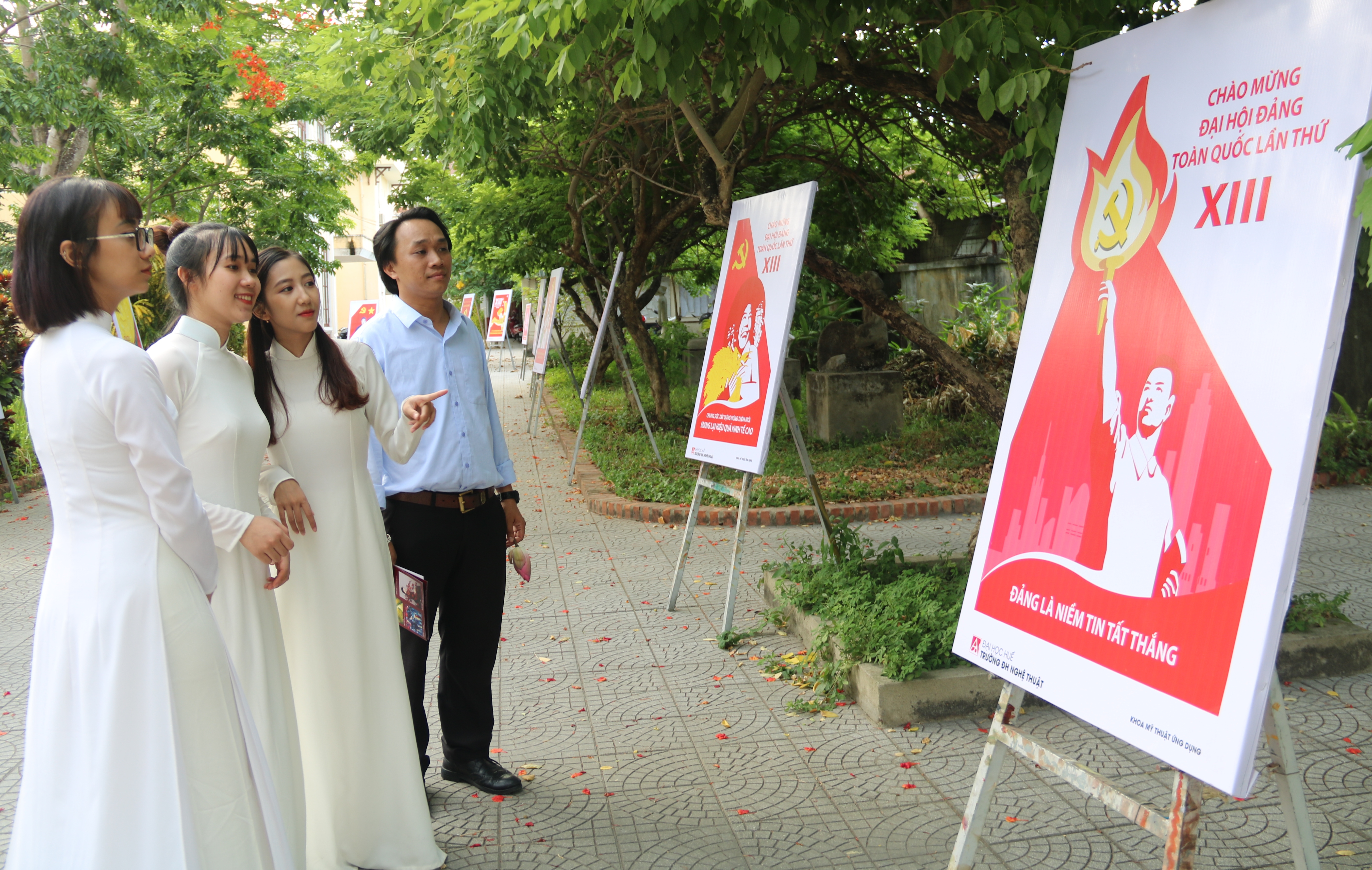 Khai mạc 2 triển lãm chào mừng Đại hội Đảng bộ Trường ĐH Nghệ thuật