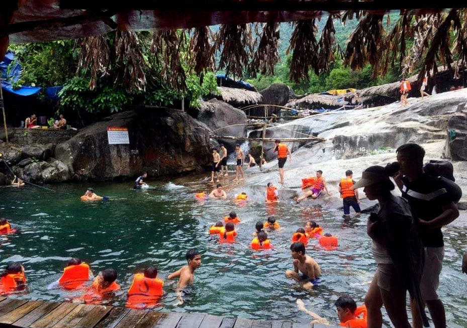 Siết an toàn tại các điểm du lịch suối thác