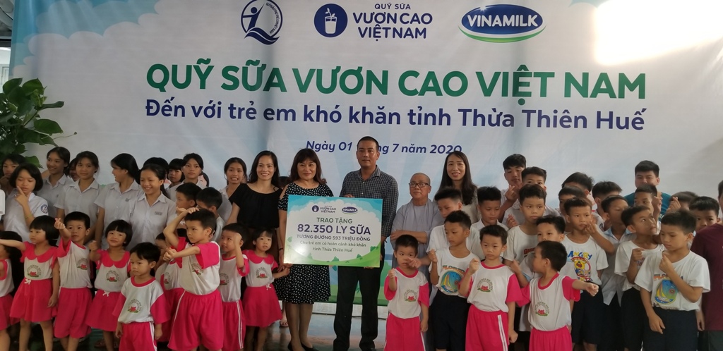 Trao tặng 82 350 ly sữa cho hơn 915 trẻ khó khăn