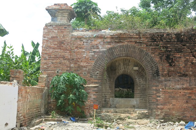 Hai cửa vòm ở Đông Thành Thủy Quan là cửa đặt đại pháo