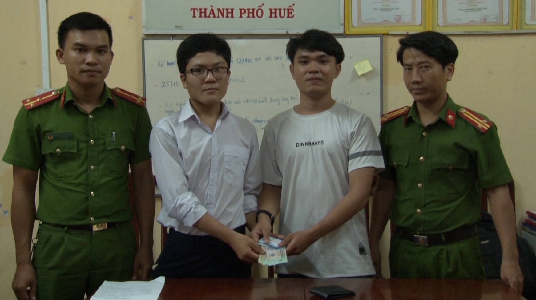 Học sinh nghèo không ham của rơi