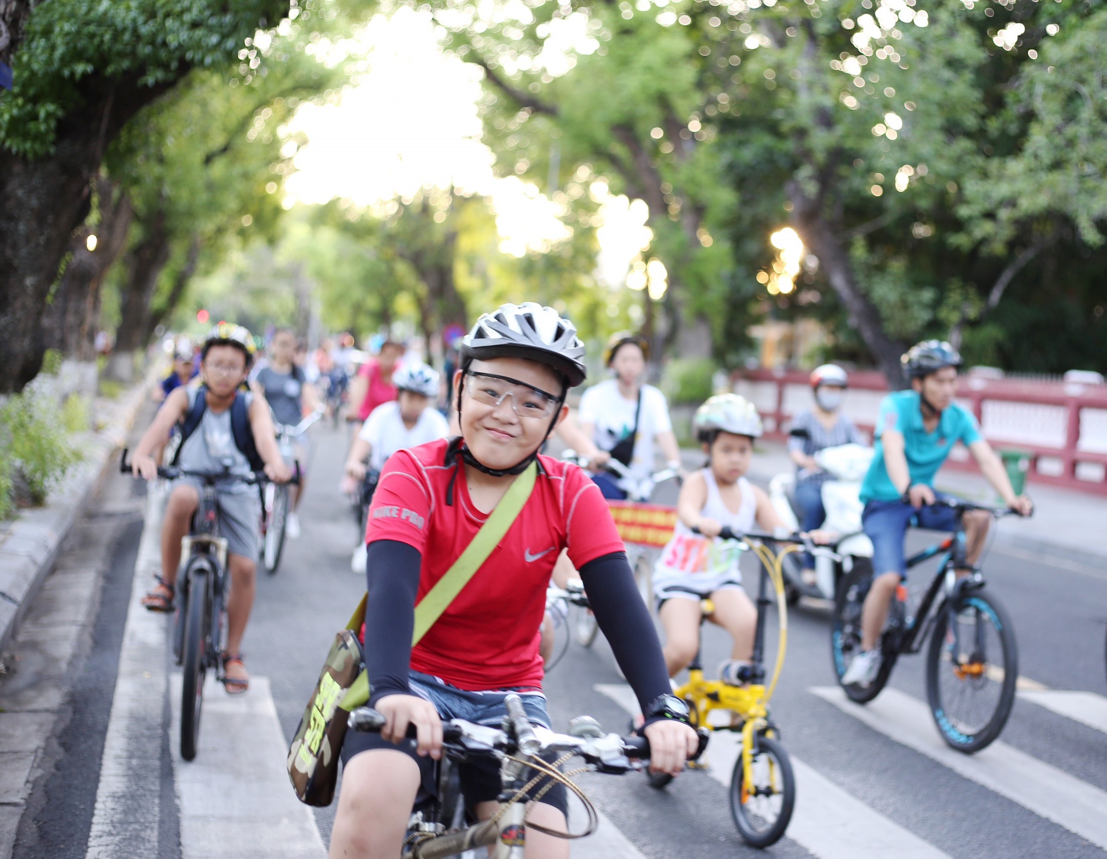 Học sinh tiểu học đạp xe hưởng ứng bảo vệ môi trường