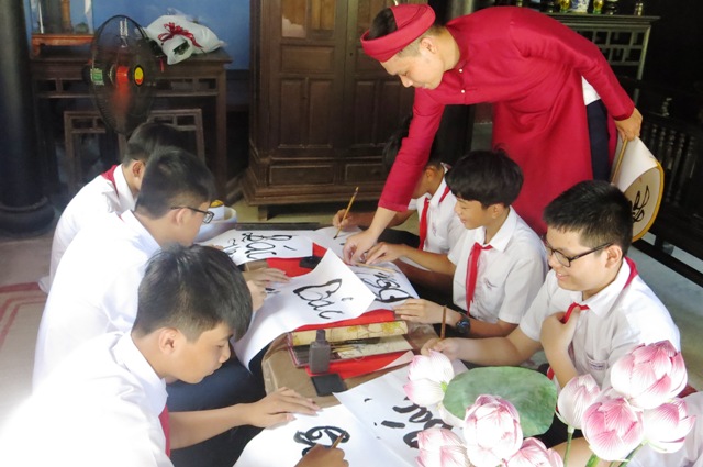 Tìm hiểu, khám phá tại Nhà lưu niệm Chủ tịch Hồ Chí Minh