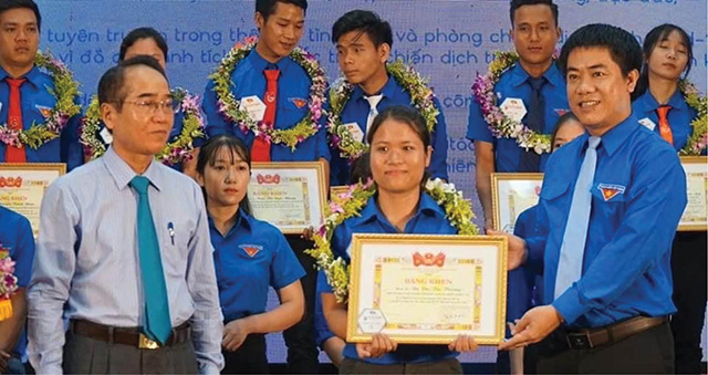 “Chị ong nâu” giữa đại ngàn
