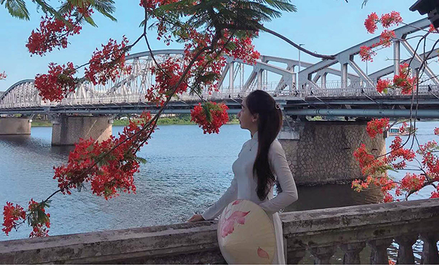 Đẹp như cô gái Huế