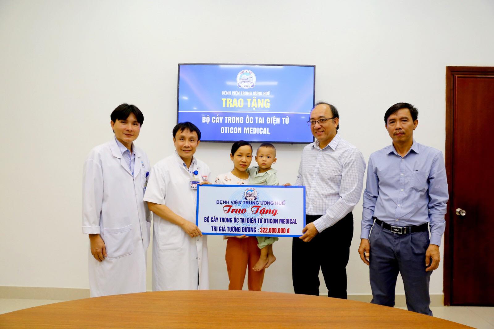 Cấy tặng ốc tại điện tử cho trẻ 30 tháng tuổi