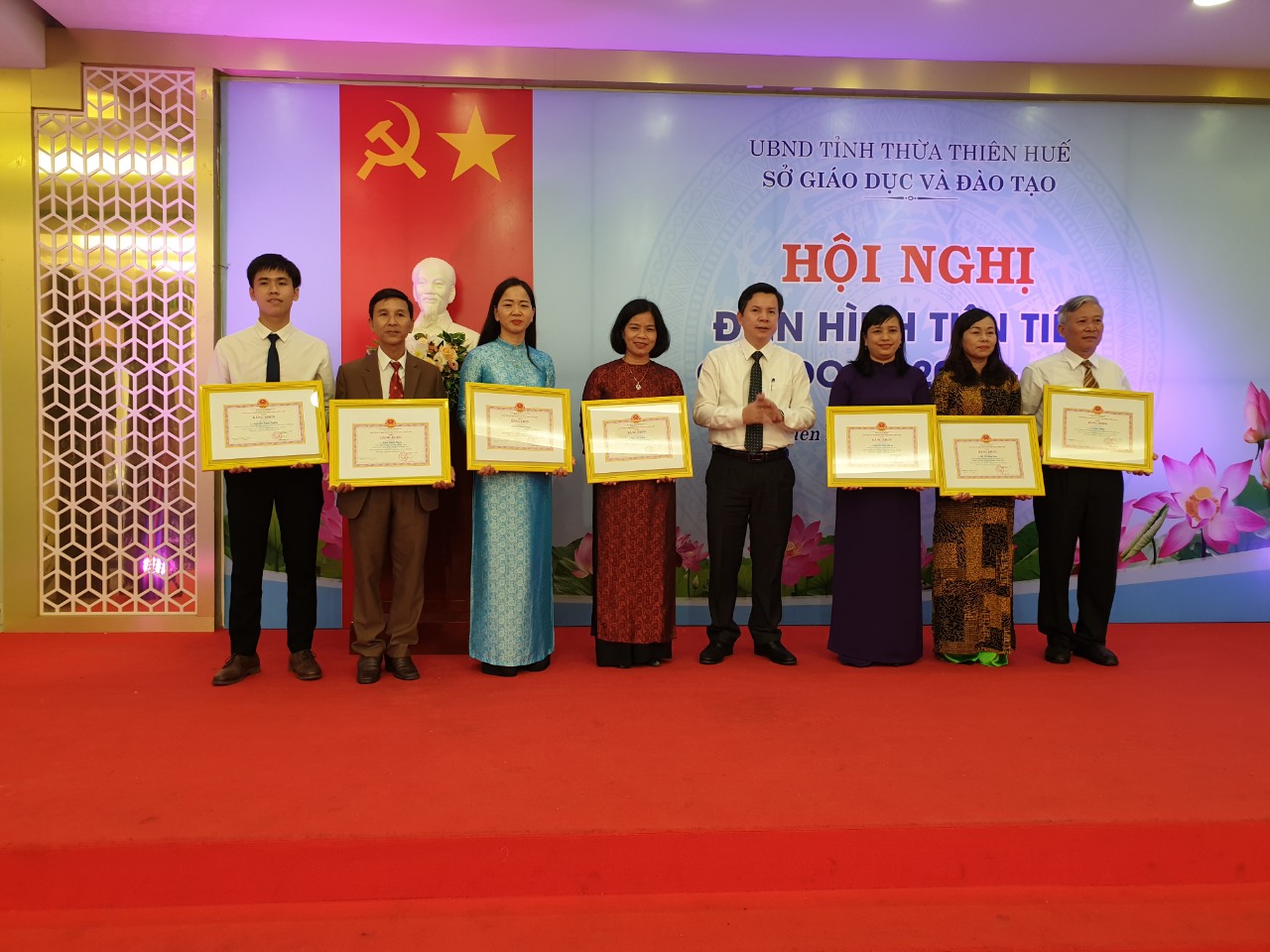 Biểu dương những tập thể, cá nhân tiêu biểu trong ngành giáo dục